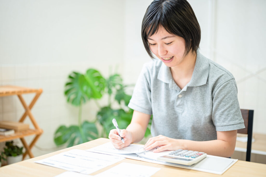 事務処理をする女性スタッフ写真